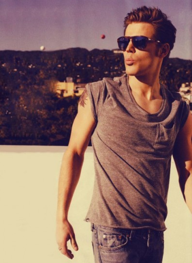 Tha American actor Paul Wesley chooses Persol sunglasses